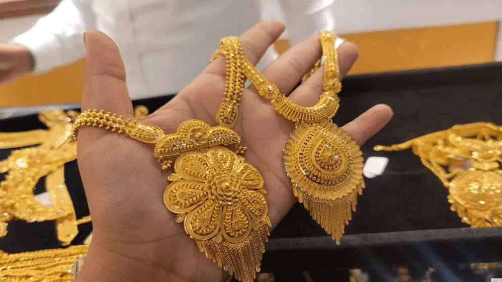 Gold prices reduced by Tk4,374 per bhori