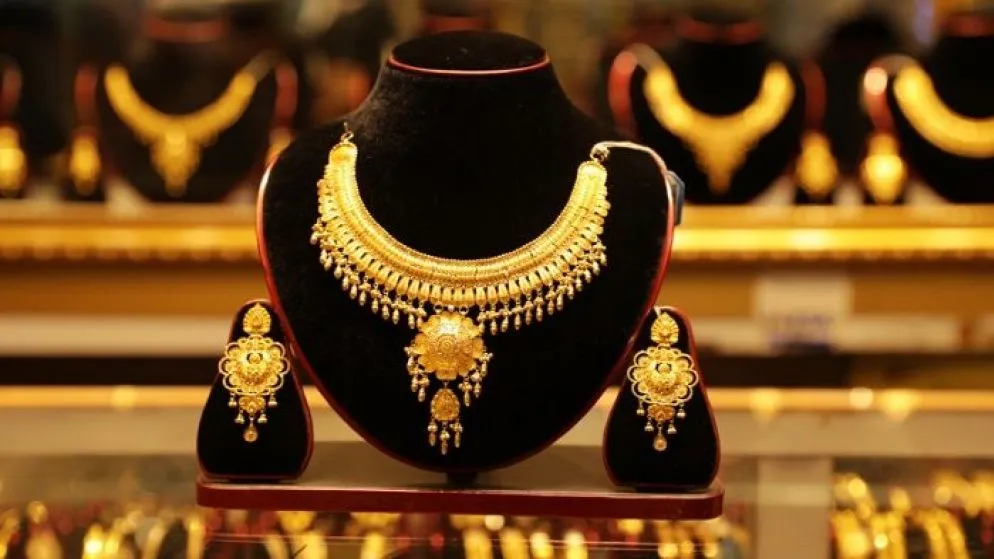 Gold prices fall further in domestic market