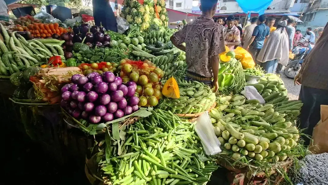 Early winter vegetables hit Dhaka kitchen markets at steep prices